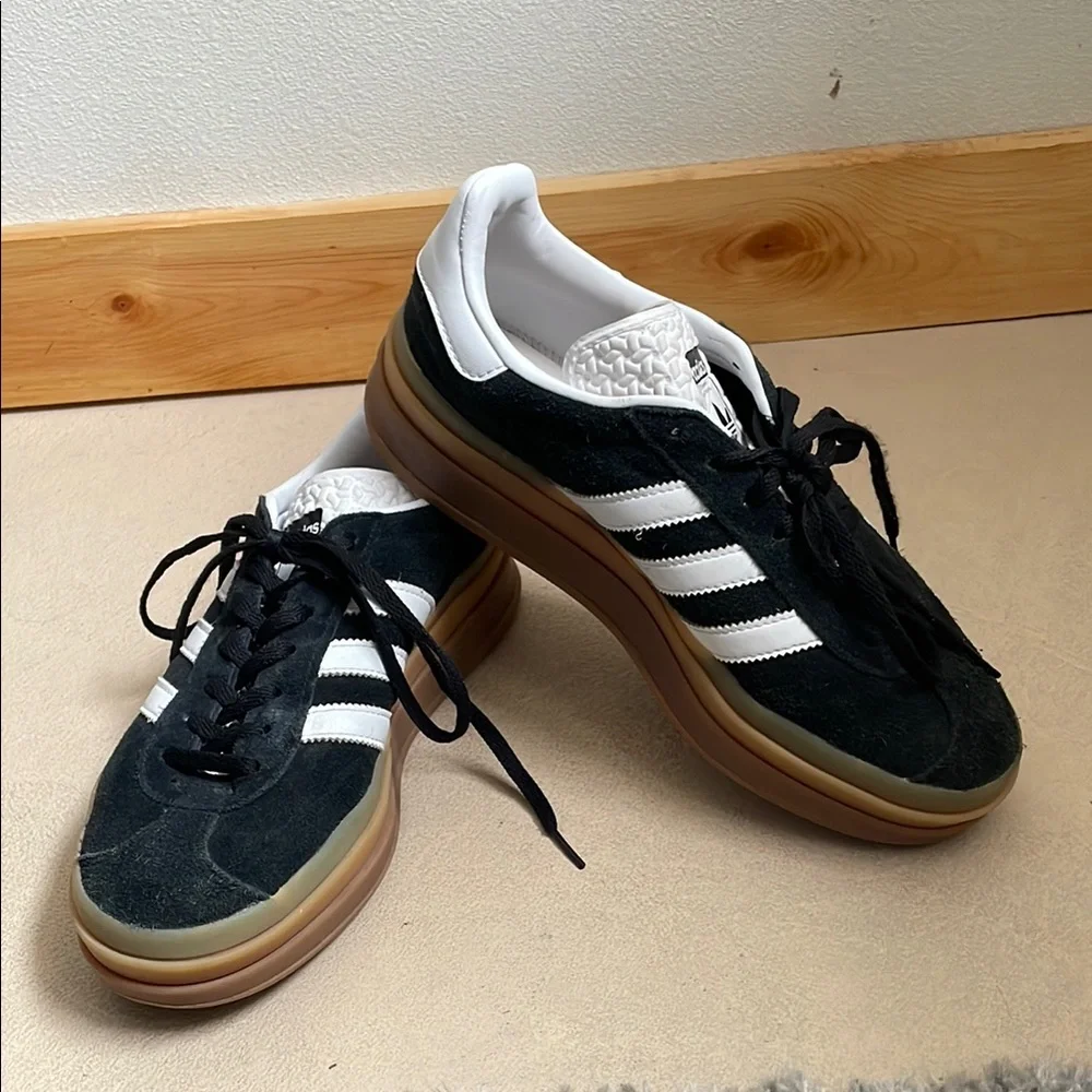 Size 8: Adidas Women Gazelle Bold Athletic shoe - Picture 1 of 2